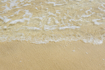 夏の海、砂浜の水面の揺らめき