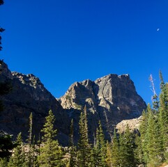 Obraz premium Daylight Moon in the mountains 