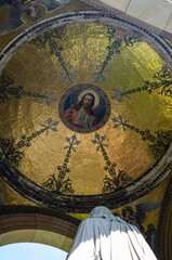 Fototapeta na wymiar Krypta mit Jesus-Ornamenten.