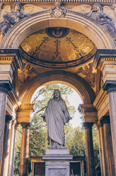 Jesus in Form von Statuen.