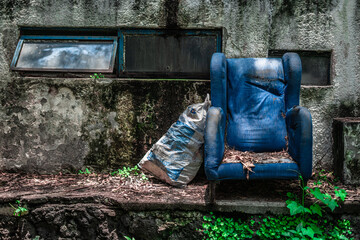 sillon azúl abandonado