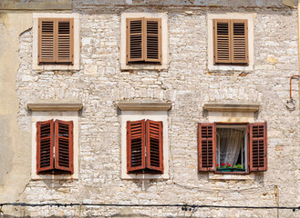 Fototapeta na wymiar Windows near the town square in Pula Croatia