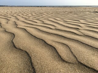 Onde de sable sur la plage