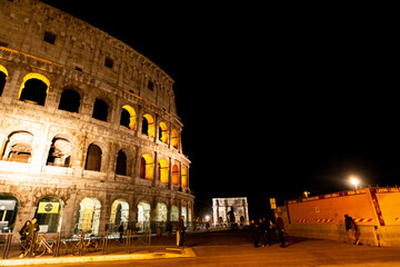 Fototapeta premium roman colosseum at night ancient building architecture history and art ancient stone
