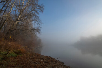 Obraz na płótnie Canvas Autumn foggy morning by the river