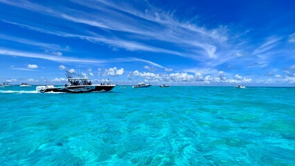 Obraz premium boat on the sea with beautiful water color