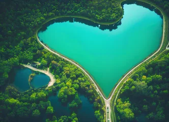 Zelfklevend Fotobehang Groot hartvormig meer vanuit de lucht gezien in een romantisch boslandschap met prachtige kleuren © XaMaps