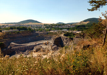 Steinbruch des Bellberges bei Ettringen in der Vulkaneifel im Landkreis Mayen-Koblenz mit Blick auf...