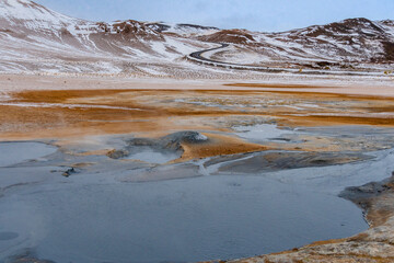 Hverir Hverarönd Geothermalgebiet, bekannt für sprudelnde Schlammbecken and dampfende Fumarolen, aus denen Schwefelgas austritt.