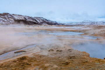 Hverir Hverarönd Geothermalgebiet, bekannt für sprudelnde Schlammbecken and dampfende Fumarolen, aus denen Schwefelgas austritt.