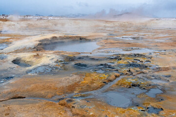 Hverir Hverarönd Geothermalgebiet, bekannt für sprudelnde Schlammbecken and dampfende Fumarolen, aus denen Schwefelgas austritt.