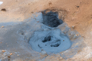 Hverir Hverar&ouml;nd Geothermalgebiet, bekannt f&uuml;r sprudelnde Schlammbecken and dampfende Fumarolen, aus denen Schwefelgas austritt.