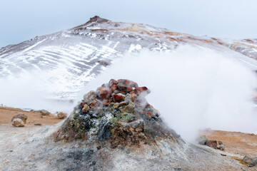 Hverir Hverarönd Geothermalgebiet, bekannt für sprudelnde Schlammbecken and dampfende Fumarolen,...