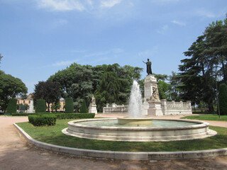 Fototapeta na wymiar Statue of Virgil and fountain in Mantua