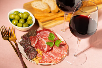 Red wine and cold cuts - 529696401