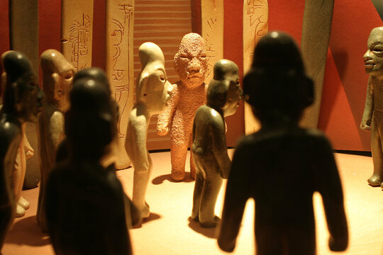 Figurillas de Jade y Barro prehisp&aacute;nicas olmecas, M&eacute;xico