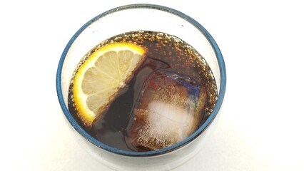 Refresco  plano cenital con fondo blanco