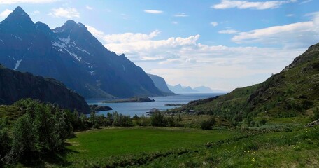 Schöner Bergzug in Norwegen nähe Bøstad Lofoten