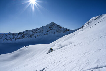 Skifahrer im Tiefschnee