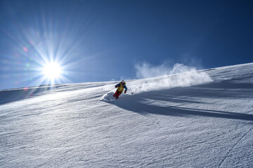 Skifahrer im Tiefschnee