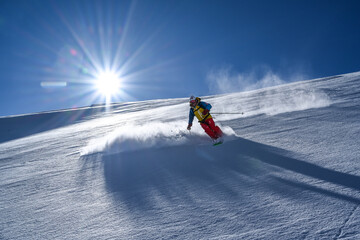 Skifahrer im Tiefschnee