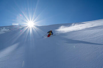 Skifahrer im Tiefschnee