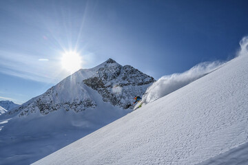 Fototapeta na wymiar Skifahrer im Tiefschnee