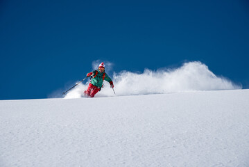 Skifahrer im Tiefschnee