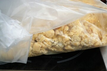 Cornflakes in transparenter Plastiktüte auf Herdplatte