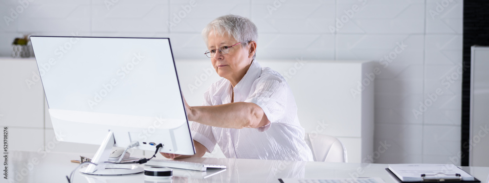 Aufkleber analyst working with business data