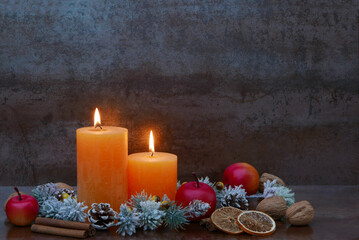 Adventsdekoration mit Kerzen Zweigen ,Nüssen und Äpfeln