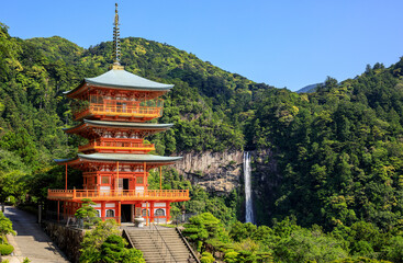 世界遺産熊野古道　那智青岸渡寺の三重塔と那智の滝