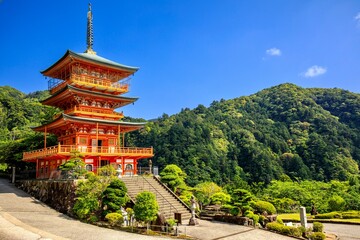 Fototapeta premium 世界遺産熊野古道 那智青岸渡寺の三重塔