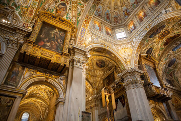 Fototapeta premium Basilique Santa Maria Maggiore interior gold marble roof angle Bergame Italie