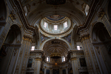 Fototapeta na wymiar Basilique Santa Maria Maggiore interior gold marble roof central view Bergame Italie