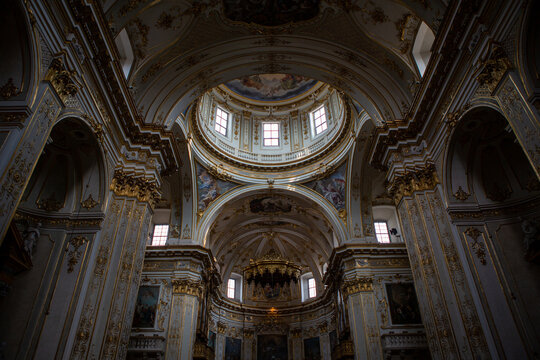 Basilique Santa Maria Maggiore interior gold marble roof central view Bergame Italie