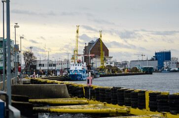 Port w Kołobrzegu z cumującym statkami, widoczny z falochronu