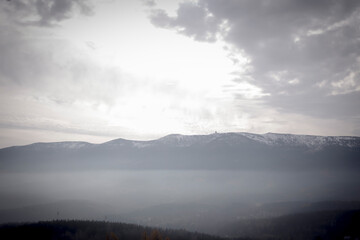 Krajobraz górski - Karkonosze. Widok na wzgórza, lasy i szczyty górskie