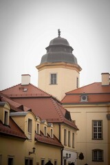 Budynki na zamku Książ, Wałbrzych, z perspektywy pieszego w trakcie wycieczki