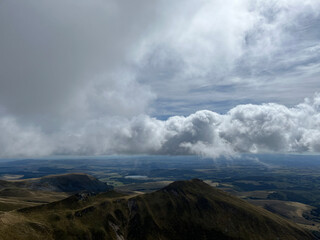 Une grande boucle de 6h sur les crêtes du Sancy, l'une des randonnées les plus fameuses du Massif. La Réserve naturelle de la Vallée de Chaudefour est une vallée glaciaire somptueuse. 
