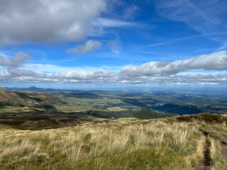 Une grande boucle de 6h sur les crêtes du Sancy, l'une des randonnées les plus fameuses du Massif. La Réserve naturelle de la Vallée de Chaudefour est une vallée glaciaire somptueuse. 