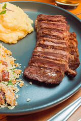 Costela com purê de batata e farofa
