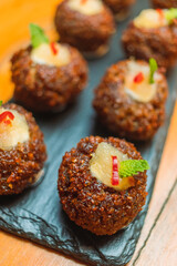 Hot roll recheado com queijo servido em uma tabua de pedra