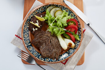 Arrachera de res con ensalada, frijoles y totopos 