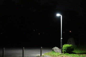 深夜の公園　暗闇を照らす灯り