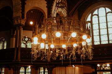 Fototapeta premium Kronleuchter in Kirche