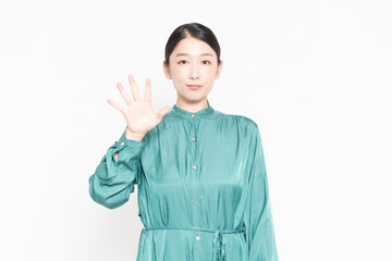 手で数字の5を示す女性