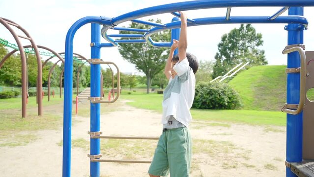 アスレチックを楽しむアジア人の男の子