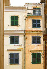 Fototapeta premium Blick durch eine Gasse auf typische Häuser in Korfu-Stadt, vertikal 