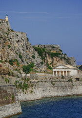 Blick auf die Kirche Agios Georgios und den Leuchtturm Akra Sideros von Korfu, vertikal  - obrazy, fototapety, plakaty